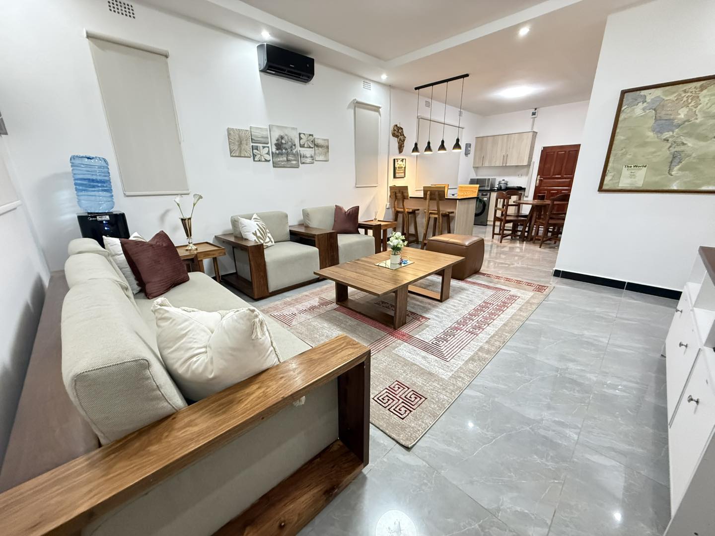 Fully equipped kitchen and dining area